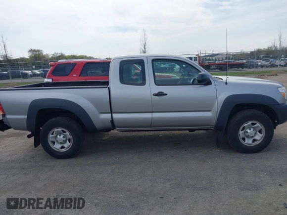 2015 Toyota Tacoma z VIN 5TFUX4EN9FX037511, wystawiony jako IAAI lot #42032253 z przebiegiem 180 516 mil mil oraz . Historia ofert i sprzedaży dostępna na DreamBid. Obrazek 13.