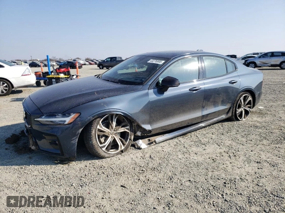 2024 Volvo S60 Core Dark Theme z VIN 7JRL12TK9RG305506, wystawiony jako Copart lot #43276995 z przebiegiem 603 mil mil oraz Szkoda całkowita • Salvage title. Historia ofert i sprzedaży dostępna na DreamBid. Obrazek 1.