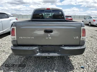 2006 Mitsubishi Raider Duro Cross z VIN 1Z7HC38N86S542959, wystawiony jako Copart lot #57301385 z przebiegiem 149 167 mil mil oraz Tytuł czysty. Historia ofert i sprzedaży dostępna na DreamBid. Obrazek 6.