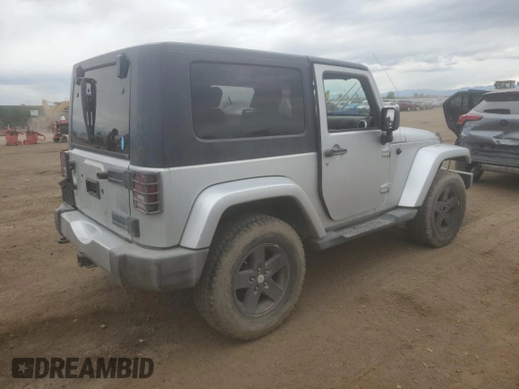 2010 Jeep Wrangler Sahara z VIN 1J4GA5D18AL182858, wystawiony jako Copart lot #57601695 z przebiegiem Nie podano mil oraz Czysty tytuł • Clean title. Historia ofert i sprzedaży dostępna na DreamBid. Obrazek 3.
