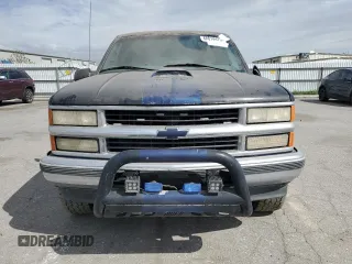 1997 Chevrolet Suburban z VIN 1GNFK16R9VJ309720, wystawiony jako Copart lot #48814475 z przebiegiem 198 109 mil mil oraz Czysty tytuł • Clean title. Historia ofert i sprzedaży dostępna na DreamBid. Obrazek 5.