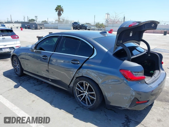 2020 BMW 3 Series 330i z VIN 3MW5R1J03L8B17207, wystawiony jako IAAI lot #42090508 z przebiegiem 105 982 mil mil oraz . Historia ofert i sprzedaży dostępna na DreamBid. Obrazek 3.