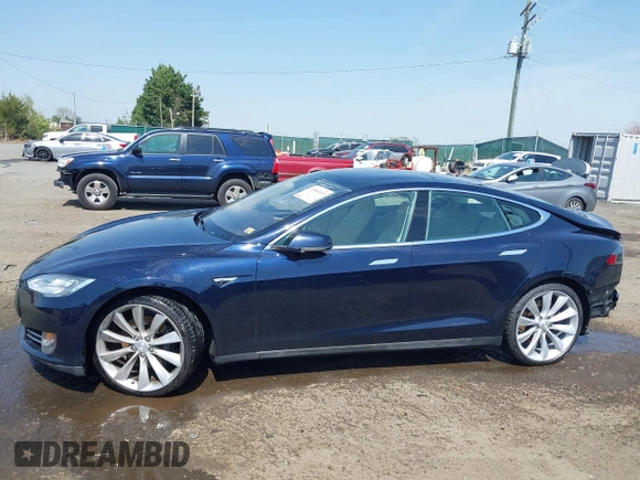 2013 Tesla Model S z VIN 5YJSA1CN5DFP20579, wystawiony jako IAAI lot #41983339 z przebiegiem 80 118 mil mil oraz . Historia ofert i sprzedaży dostępna na DreamBid. Obrazek 15.