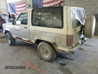 1990 Ford Bronco z VIN 1FMCU14T9LUA62663, wystawiony jako Copart lot #85040114 z przebiegiem 9 963 mil mil oraz Czysty tytuł • Clean title. Historia ofert i sprzedaży dostępna na DreamBid. Obrazek 2.