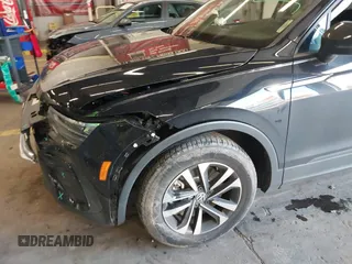 2023 Volkswagen Tiguan S z VIN 3VVRB7AX6PM069001, wystawiony jako IAAI lot #41193316 z przebiegiem 21 586 mil mil oraz . Historia ofert i sprzedaży dostępna na DreamBid. Obrazek 17.