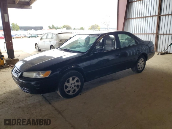 1998 Toyota Camry LE z VIN JT2BF28KXW0141801, wystawiony jako Copart lot #48014915 z przebiegiem 189 656 mil mil oraz Czysty tytuł • Clean title. Historia ofert i sprzedaży dostępna na DreamBid. Obrazek 1.