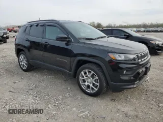 2024 Jeep Compass Latitude Lux z VIN 3C4NJDFN1RT130236, wystawiony jako Copart lot #51159065 z przebiegiem 9 678 mil mil oraz Szkoda całkowita • Salvage title. Historia ofert i sprzedaży dostępna na DreamBid. Obrazek 4.