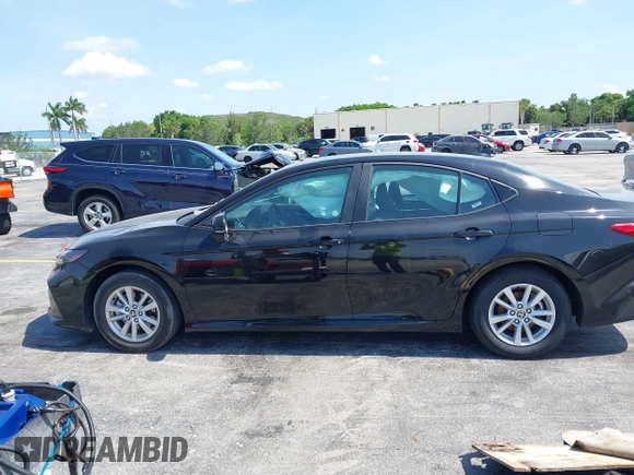 2025 Toyota Camry LE z VIN 4T1DAACK5SU071607, wystawiony jako IAAI lot #42377715 z przebiegiem Nie podano mil oraz . Historia ofert i sprzedaży dostępna na DreamBid. Obrazek 14.