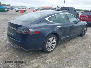 2014 Tesla Model S 60 z VIN 5YJSA1H17EFP33860, wystawiony jako IAAI lot #42471432 z przebiegiem 142 045 mil mil oraz . Historia ofert i sprzedaży dostępna na DreamBid. Obrazek 4.
