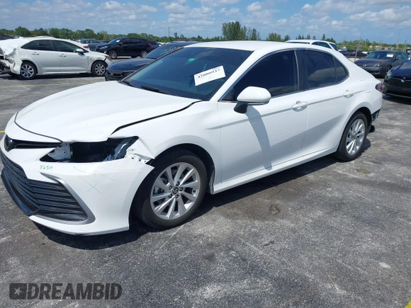 2024 Toyota Camry LE z VIN 4T1R11AK5RU881936, wystawiony jako IAAI lot #42080937 z przebiegiem 13 302 mil mil oraz . Historia ofert i sprzedaży dostępna na DreamBid. Obrazek 2.