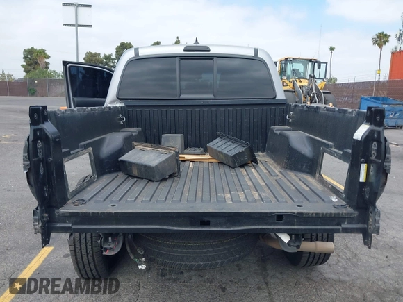 2014 Toyota Tacoma PreRunner z VIN 3TMJU4GNXEM164121, wystawiony jako IAAI lot #42568581 z przebiegiem 201 316 mil mil oraz . Historia ofert i sprzedaży dostępna na DreamBid. Obrazek 6.