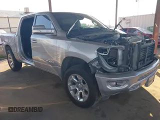 2020 Ram 1500 Big Horn z VIN 1C6RREFT9LN226953, wystawiony jako IAAI lot #41433603 z przebiegiem 130 350 mil mil oraz . Historia ofert i sprzedaży dostępna na DreamBid. Obrazek 1.