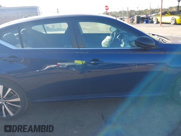 2019 Nissan Altima 2.5 SR with VIN 1N4BL4CV2KN319426, listed as a IAAI auction lot 40690601 with 98,875 mi miles. Bid and sale history available at carsss.com. Image 13.