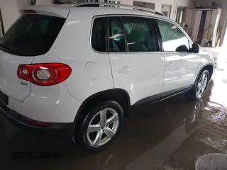 2010 Volkswagen Tiguan SEL with VIN WVGAV7AX6AW514729, listed as a IAAI auction lot 42433993 with 185,980 mi miles and . Bid and sale history available at DreamBid. Image 4.