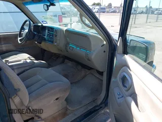 1998 GMC Suburban z VIN 3GKEC16R2WG509363, wystawiony jako IAAI lot #42180155 z przebiegiem 191 066 mil mil oraz . Historia ofert i sprzedaży dostępna na DreamBid. Obrazek 5.