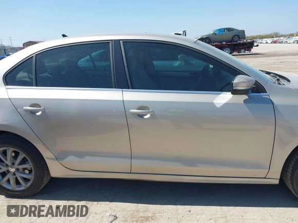 2013 Volkswagen Jetta SE z VIN 3VWDX7AJ4DM236406, wystawiony jako IAAI lot #41785884 z przebiegiem 136 762 mil mil oraz . Historia ofert i sprzedaży dostępna na DreamBid. Obrazek 13.