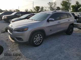 2019 Jeep Cherokee Latitude с VIN 1C4PJLCB9KD187227, выставлен на аукционе Copart как лот 57993515 с пробегом 89 712 миль миль и Списание • Salvage title. История ставок и продаж доступна на DreamBid. Изображение 1.