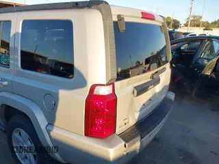 2008 Jeep Commander Sport z VIN 1J8HH48K48C213531, wystawiony jako IAAI lot #40878062 z przebiegiem 152 788 mil mil oraz . Historia ofert i sprzedaży dostępna na DreamBid. Obrazek 6.