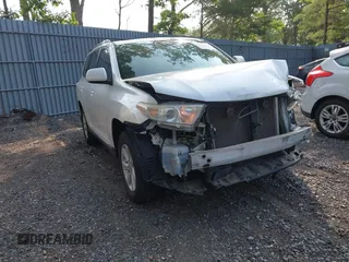 2013 Toyota Highlander z VIN 5TDBK3EH5DS252137, wystawiony jako IAAI lot #42437934 z przebiegiem 160 606 mil mil oraz . Historia ofert i sprzedaży dostępna na DreamBid. Obrazek 1.