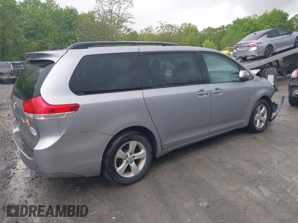 2012 Toyota Sienna LE AAS with VIN 5TDKK3DC8CS227401, listed as a IAAI auction lot 39425988 with 165,982 mi miles. Bid and sale history available at carsss.com. Image 4.