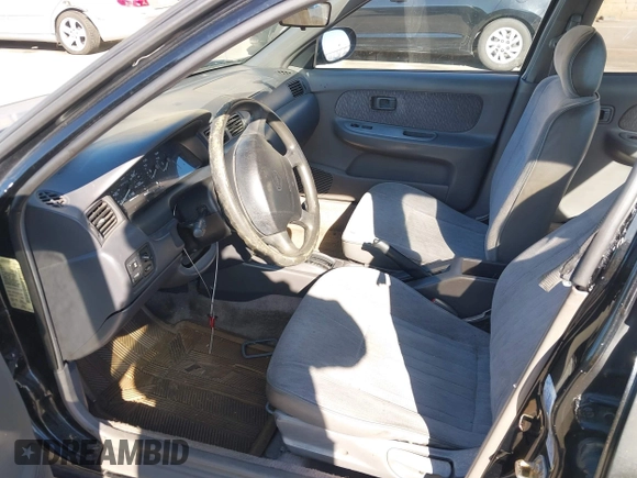 1998 Nissan Sentra XE z VIN 1N4AB41D8WC757796, wystawiony jako IAAI lot #41209171 z przebiegiem 160 108 mil mil oraz . Historia ofert i sprzedaży dostępna na DreamBid. Obrazek 5.