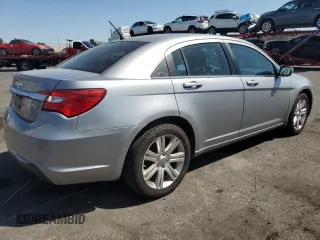 2013 Chrysler 200 LX with VIN 1C3CCBAB8DN698435, listed as a Copart auction lot 52614135 with 122,313 mi miles and Clean Title. Bid and sale history available at carsss.com. Image 3.