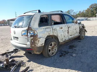 2005 Volkswagen Touareg 4.2L V8 with VIN WVGZM77L15D032276, listed as a IAAI auction lot 41167339 with 213,926 mi miles and . Bid and sale history available at DreamBid. Image 4.