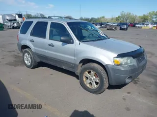 2007 Ford Escape XLT with VIN 1FMYU93Z07KB97493, listed as a IAAI auction lot 42076927 with 1 mi miles. Bid and sale history available at carsss.com. Image 1.