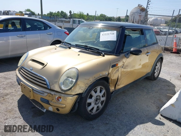 2004 MINI Hardtop with VIN WMWRC33434TJ53276, listed as a IAAI auction lot 42221744 with 195,400 mi miles and . Bid and sale history available at DreamBid. Image 2.