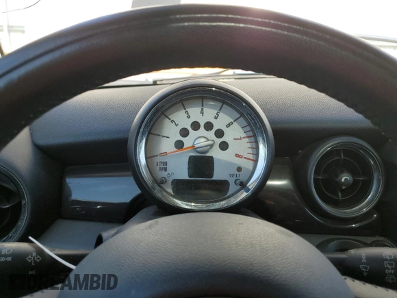2011 MINI Hardtop z VIN WMWSU3C53BT181633, wystawiony jako Copart lot #57478365 z przebiegiem Nie podano mil oraz Tytuł czysty. Historia ofert i sprzedaży dostępna na DreamBid. Obrazek 9.