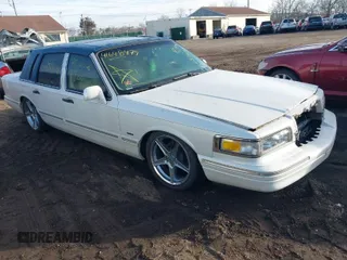 1996 Lincoln Town Car Signature z VIN 1LNLM82W4TY653935, wystawiony jako IAAI lot #41648479 z przebiegiem Nie podano mil oraz . Historia ofert i sprzedaży dostępna na DreamBid. Obrazek 1.