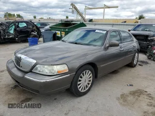 2003 Lincoln Town Car Executive z VIN 1LNHM81W53Y621146, wystawiony jako Copart lot #57822605 z przebiegiem 234 384 mil mil oraz Szkoda całkowita • Salvage title. Historia ofert i sprzedaży dostępna na DreamBid. Obrazek 1.