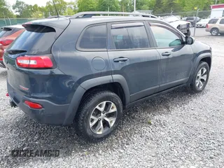 2017 Jeep Cherokee Trailhawk z VIN 1C4PJMBS1HW569093, wystawiony jako IAAI lot #42286940 z przebiegiem 121 876 mil mil oraz . Historia ofert i sprzedaży dostępna na DreamBid. Obrazek 4.
