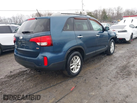2015 Kia Sorento LX with VIN 5XYKTDA67FG605596, listed as a IAAI auction lot 41501271 with 95,122 mi miles. Bid and sale history available at carsss.com. Image 4.