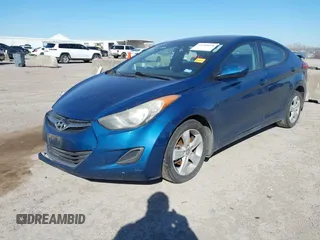 2013 Hyundai Elantra GLS z VIN KMHDH4AE8DU959958, wystawiony jako IAAI lot #41390078 z przebiegiem 123 731 mil mil oraz . Historia ofert i sprzedaży dostępna na DreamBid. Obrazek 2.