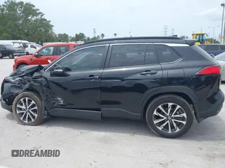 2024 Toyota Corolla Cross XLE z VIN 7MUEAABG8RV084586, wystawiony jako IAAI lot #42211214 z przebiegiem 16 316 mil mil oraz . Historia ofert i sprzedaży dostępna na DreamBid. Obrazek 14.