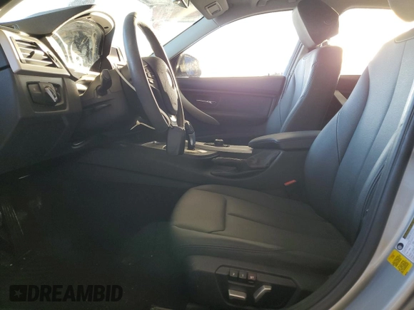 2018 BMW 3 Series 320i z VIN WBA8A9C53JAH13580, wystawiony jako Copart lot #74579773 z przebiegiem 26 828 mil mil oraz Nie do naprawy • Non repairable. Historia ofert i sprzedaży dostępna na DreamBid. Obrazek 7.