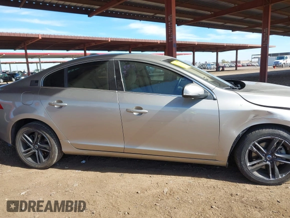2015 Volvo S60 T5 Drive-E Premier z VIN YV140MFB3F1311727, wystawiony jako IAAI lot #41657590 z przebiegiem 117 794 mil mil oraz . Historia ofert i sprzedaży dostępna na DreamBid. Obrazek 14.