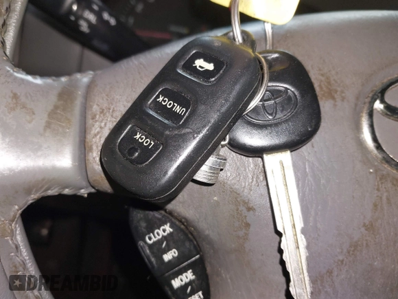 2002 Toyota Camry XLE z VIN 4T1BF30K32U009695, wystawiony jako IAAI lot #42376626 z przebiegiem 291 800 mil mil oraz . Historia ofert i sprzedaży dostępna na DreamBid. Obrazek 11.