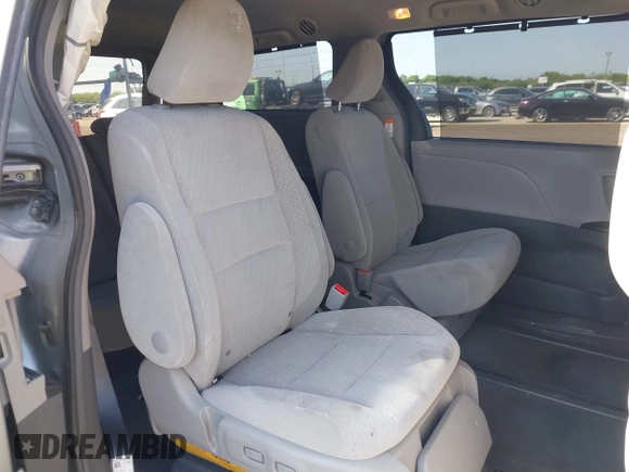 2019 Toyota Sienna LE Auto Access Seat z VIN 5TDKZ3DC1KS966037, wystawiony jako IAAI lot #41972610 z przebiegiem 59 585 mil mil oraz . Historia ofert i sprzedaży dostępna na DreamBid. Obrazek 8.