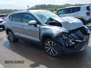 2024 Volkswagen Taos SE z VIN 3VVSX7B29RM099005, wystawiony jako IAAI lot #42062843 z przebiegiem 6 588 mil mil oraz . Historia ofert i sprzedaży dostępna na DreamBid. Obrazek 1.