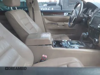 2004 Volkswagen Touareg z VIN WVGCM77L24D061029, wystawiony jako IAAI lot #42196634 z przebiegiem 221 240 mil mil oraz . Historia ofert i sprzedaży dostępna na DreamBid. Obrazek 5.