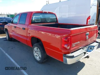 2005 Dodge Dakota SLT z VIN 1D7HE48K85S297456, wystawiony jako IAAI lot #41813718 z przebiegiem 192 229 mil mil oraz . Historia ofert i sprzedaży dostępna na DreamBid. Obrazek 3.