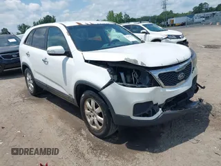 2013 Kia Sorento LX z VIN 5XYKTCA6XDG407943, wystawiony jako IAAI lot #42707370 z przebiegiem 240 116 mil mil oraz . Historia ofert i sprzedaży dostępna na DreamBid. Obrazek 1.