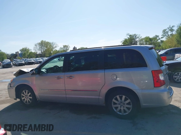 2011 Chrysler Town & Country Touring L z VIN 2A4RR8DG8BR712567, wystawiony jako IAAI lot #42078288 z przebiegiem 144 409 mil mil oraz . Historia ofert i sprzedaży dostępna na DreamBid. Obrazek 14.