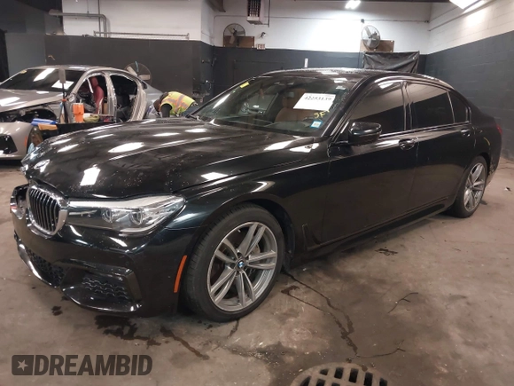2018 BMW 7 Series 740i xDrive z VIN WBA7E4C51JGV24133, wystawiony jako IAAI lot #42253139 z przebiegiem 77 370 mil mil oraz . Historia ofert i sprzedaży dostępna na DreamBid. Obrazek 2.