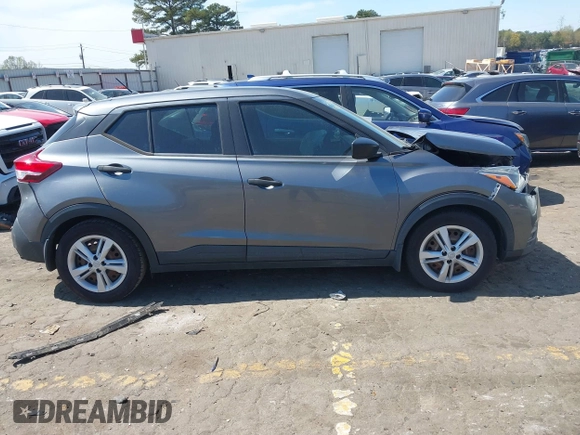 2020 Nissan Kicks S z VIN 3N1CP5BV8LL540883, wystawiony jako IAAI lot #41877777 z przebiegiem 98 001 mil mil oraz . Historia ofert i sprzedaży dostępna na DreamBid. Obrazek 13.