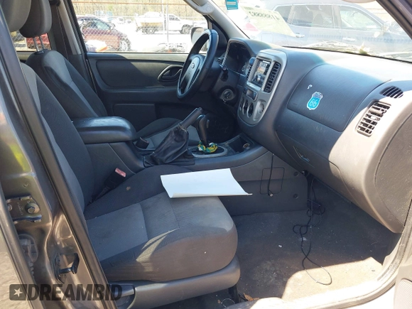 2005 Ford Escape XLS Value with VIN 1FMYU02Z95KC05634, listed as a IAAI auction lot 41888882 with 213,098 mi miles. Bid and sale history available at carsss.com. Image 5.