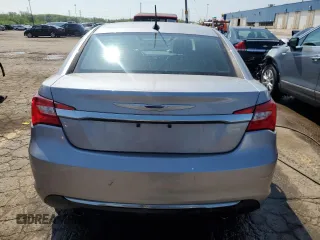 2014 Chrysler 200 Limited z VIN 1C3CCBCG2EN107848, wystawiony jako Copart lot #56942195 z przebiegiem 87 833 mil mil oraz Czysty tytuł • Clean title. Historia ofert i sprzedaży dostępna na DreamBid. Obrazek 6.