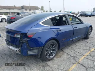 2020 Tesla Model 3 Standard Range Plus z VIN 5YJ3E1EA8LF785010, wystawiony jako IAAI lot #42130951 z przebiegiem 90 072 mil mil oraz . Historia ofert i sprzedaży dostępna na DreamBid. Obrazek 4.